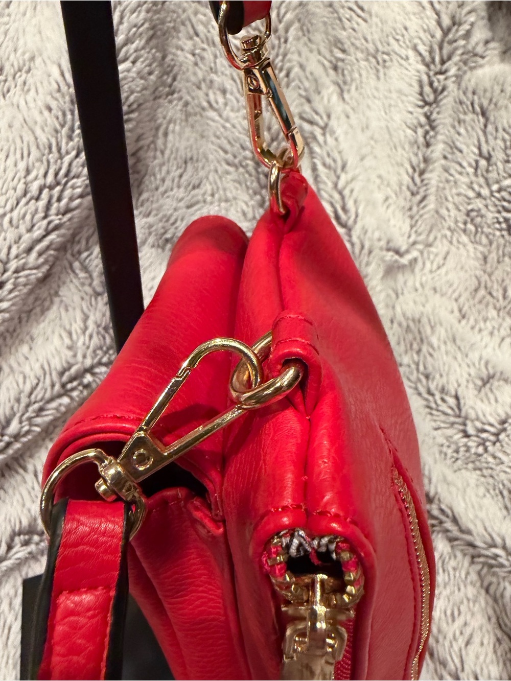Compact Red Leather Crossbody Bag with Gold-Tone Clasp - Picture 9 of 13